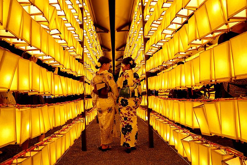 Токио, Япония. Японки в юкате позируют в храме Ясукуни во время праздника в честь духов предков (Митама)