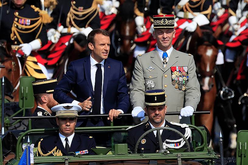 Президент Франции Эмманюэль Макрон (слева) и  начальник Главного штаба вооруженных сил Франции Франсуа Лекуантр