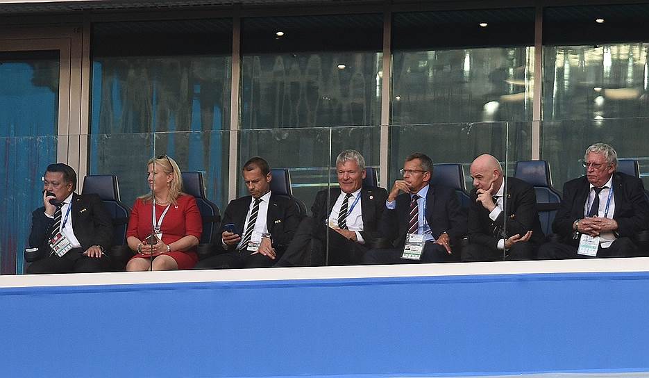 Президент королевской Бельгийской футольной ассоциации Жерар Ленар (справа) президент FIFA Джанни Инфантино (второй справа) и исполнительный директор Футбольной ассоциации Англии Мартин Гленн (третий справа) во время матча