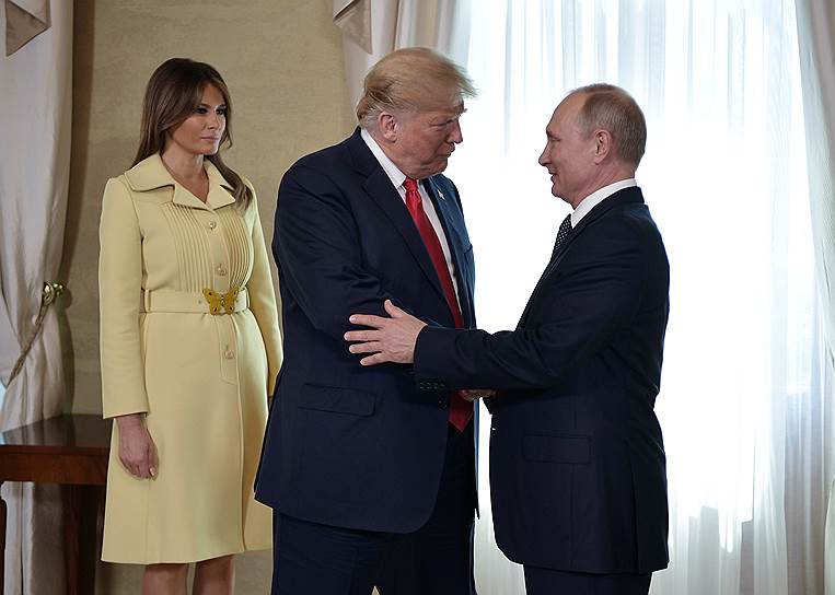 Президенты России и США Владимир Путин (справа) и Дональд Трамп со своей женой Меланией