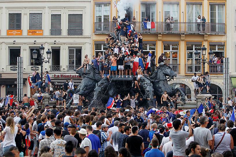 Жители Лиона собрались у фонтана Бартольди на одной из главных площадей города, чтобы отметить победу французской сборной 