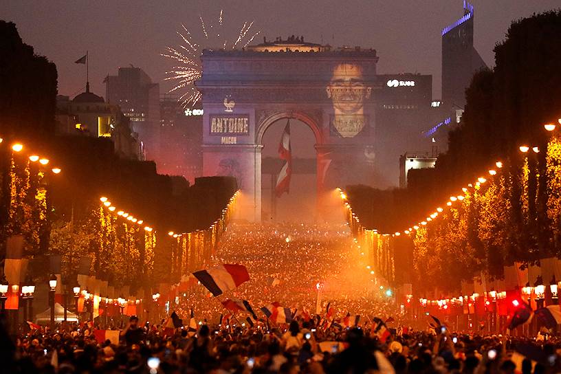 Изображение нападающего Антуана Гризманна на Триумфальной арке в Париже 