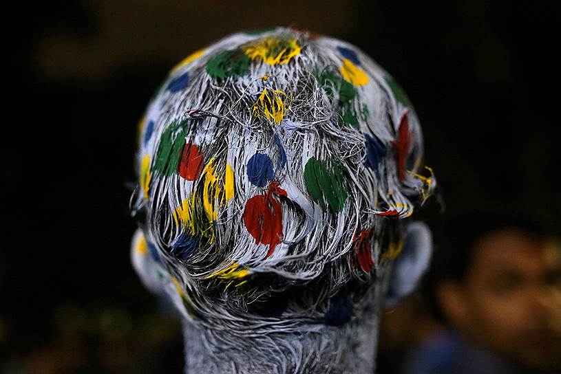 Дакке, Бангладеш. Французский фанат с раскрашенными волосами во время просмотра финального матча чемпионата мира между Францией и Хорватией