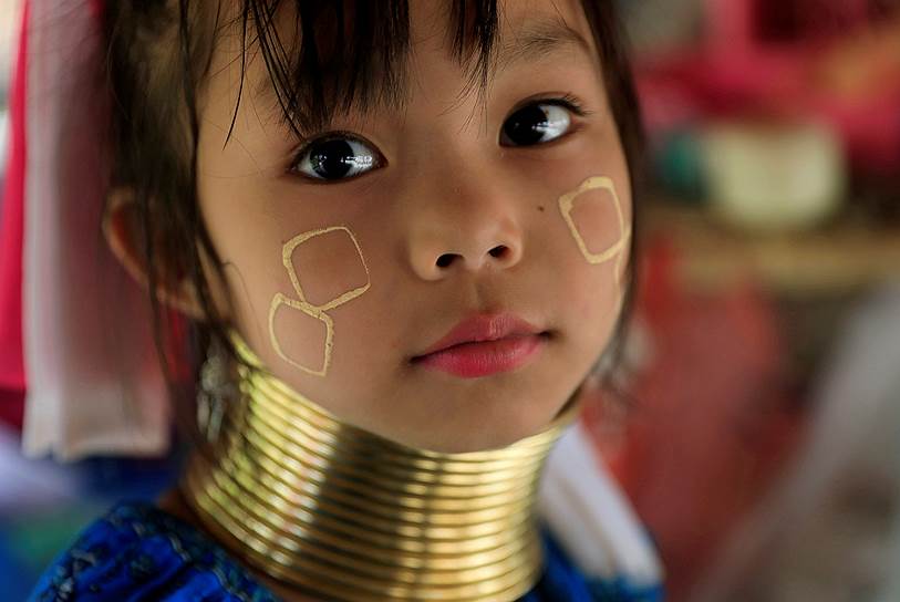 Чианграй , Таиланд. Девочка из племени каян, известного обычаем «вытягивания шеи» женщинам с помощью металлических обручей