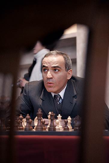 Международный гроссмейстер Гарри Каспаров: «Давно выявил своеобразную корреляцию: как только начинаю уделять время политической жизни, кривая моих шахматных успехов начинает ползти вниз» &lt;br>
Гарри Каспаров до оппозиционной деятельности был  известен как один из величайших шахматистов. За выдающиеся успехи его называли «вундеркиндом игры», а в 18 лет он стал самым молодым чемпионом СССР 