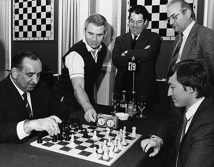 В январе 1986 года канцлер Австрии Альфред Зиновац (слева) сразился с советским шахматистом Анатолием Карповым на открытии турнира в Вене. Его ассистентом выступил известный шахматист Борис Спасский (второй слева), а за игрой наблюдали шахматист Виктор Корчной (в центре) и министр науки Хайнц Фишер
