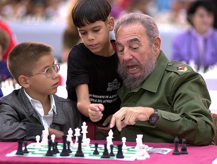 Из эссе шахматиста Хейна Доннера «Шахматы на Кубе»: «Я смотрю на фотографию Фиделя Кастро. Перед ним шахматная доска, сигара его потухла. Жестом, выдающим начинающего, он показывает указательным пальцем на какое-то поле. Через увеличительное стекло я могу разглядеть, что это поле d5, но, судя по боязливому выражению лица Кастро, самому ему это невдомек. Не нужно быть знатоком, чтобы сразу понять: Великий Лидер – никакой не шахматист. Когда несколько лет назад я был представлен ему, у меня была возможность впрямую спросить об этом. Кастро сказал, что шахматам предпочитает бейсбол»