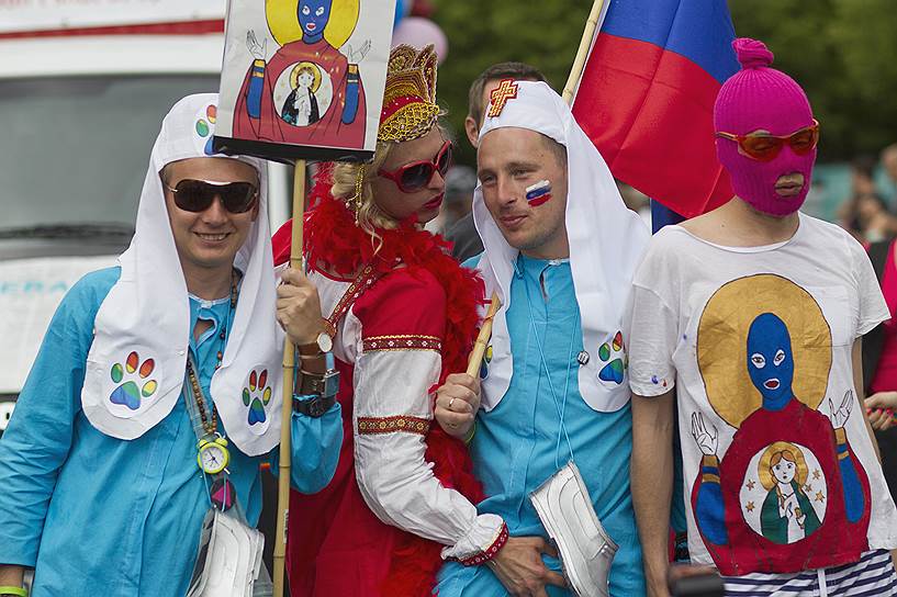 На ежегодном европейском гей-параде Christopher Street Day некоторые участники также выражали поддержку Pussy Riot