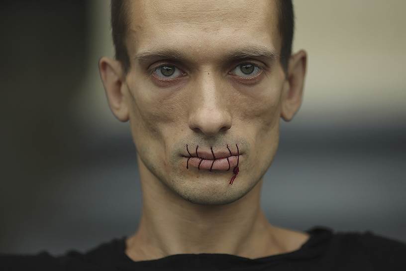 Петербургский художник Петр Павленский в знак поддержки девушек из панк-группы Pussy Riot зашил себе рот