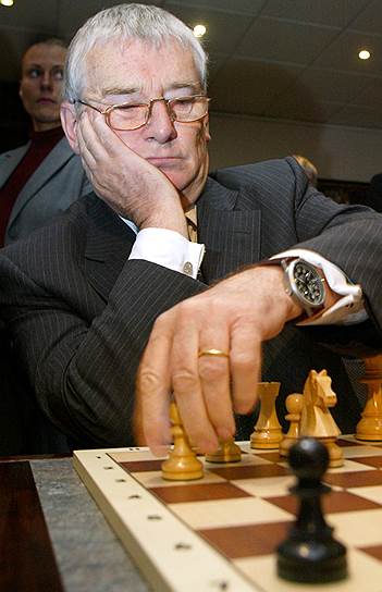 Бывший министр внутренних дел Германии Отто Шили известен любовью к шахматам. В 2004 году экс-чемпиона мира по шахматам Бобби Фишера арестовали в токийском аэропорту после того, как он предъявил недействительный паспорт гражданина США на погранконтроле. Немецкие шахматисты незамедлительно опубликовали открытое письмо Отто Шили, в котором попросили «сделать что-нибудь для Фишера, используя дипломатические каналы», а самого Шили назвали «почетным гроссмейстером», намекая на его особое отношение к игре