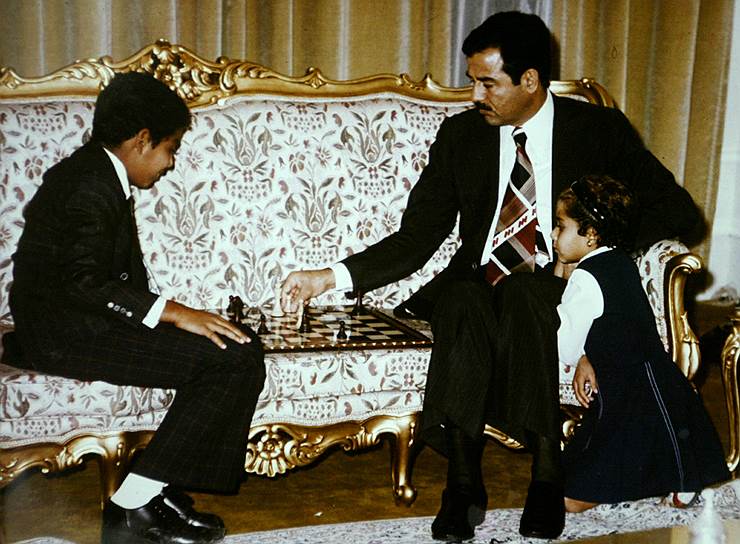 Бывший президент Ирака Саддам Хусейн был известен своим пристрастием к шахматам и старался поддерживать этот вид спорта на государственном уровне, в том числе вводя этот предмет в школах. Один из биографов так описывал досуг иракского лидера во время его пребывания в Каире в 1960-е годы: «Он не чурался ночных развлечений, много времени проводил за шахматами с друзьями, но и много читал». После начала войны в Ираке антикварные шахматы Хусейна были похищены. Только в сентябре 2017 года правительство США вернуло их в Ирак&lt;br>
На фото: Саддам Хусейн играет с сыном 