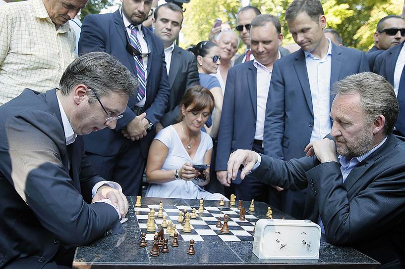 «Я играю в шахматы с моим советником, когда лечу куда-нибудь на самолете. Это единственное доступное для игры в шахматы время» &lt;br>
Президент Сербии Александр Вучич (слева) был чемпионом Белграда по шахматам среди юношей&lt;br>
На фото справа: председатель президиума Боснии и Герцеговины Бакир Изетбегович