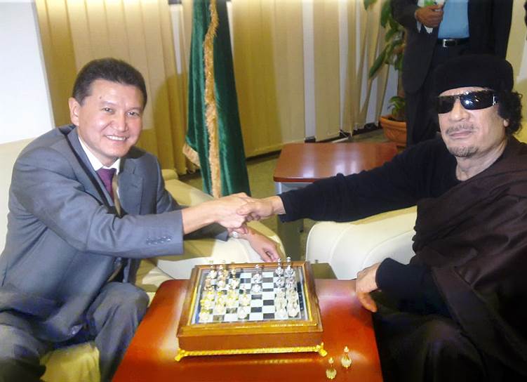 В июне 2011 года мир облетели снимки, на которых глава ФИДЕ Кирсан Илюмжинов играет в шахматы с лидером Ливии Муаммаром Каддафи. «Два с половиной часа мы общались, играли в шахматы. То есть мы показали миру, что Каддафи живой и что он адекватен, что он способен играть в шахматы, что он нормальный руководитель», — так господин Илюмжинов объяснил свой визит в Ливию