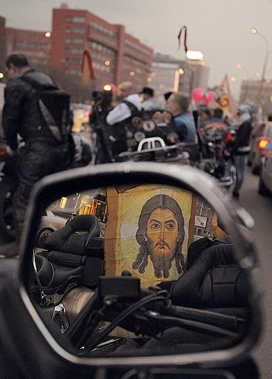 В Москве в то же время прошел автопробег по Садовому кольцу в поддержку Русской православной церкви