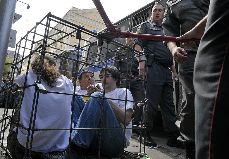 Сторонники участниц панк-группы Pussy Riot залезли в клетку у здания Таганского суда