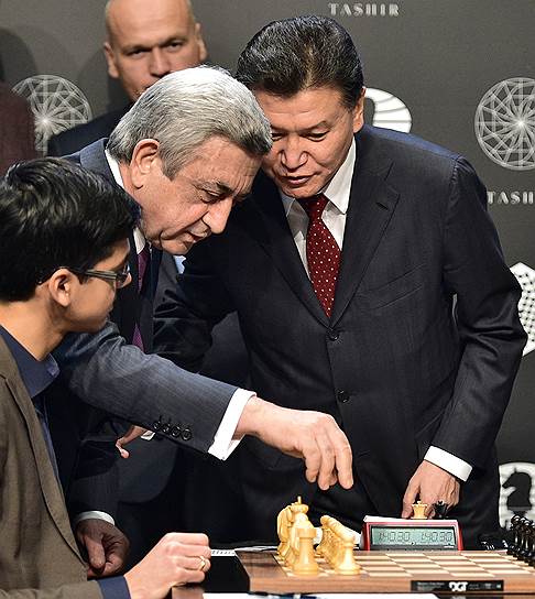 Бывший президент Армении Серж Саргсян (на фото второй слева): «Шахматы – наилучший пример справедливой игры, справедливой борьбы для многих сфер жизни… Пусть выиграют сильнейшие» &lt;br>
Бывший президент ФИДЕ Кирсан Илюмжинов часто играет в шахматы с Сержем Саргсяном и в 2017 году проиграл ему партию. В 2018 году матч-реванш окончился ничьей