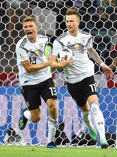 Игроки сборной Германии Томас Мюллер (слева) и Марко Ройс после гола, забитого Ройсом в матче против сборной Швеции на стадионе «Фишт» в Сочи. Немцы выиграли со счетом 2:1