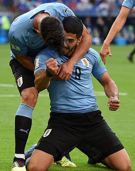 Матч между сборными Уругвая и России на стадионе «Самара Арена». Игроки сборной Уругвая Родриго Бентанкур (слева) и Луис Суарес отмечают забитый гол