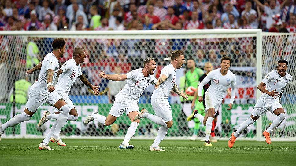 Игроки сборной Англии празднуют гол, забитый в матче 1/2 финала против сборной Хорватии на стадионе «Лужники» в Москве