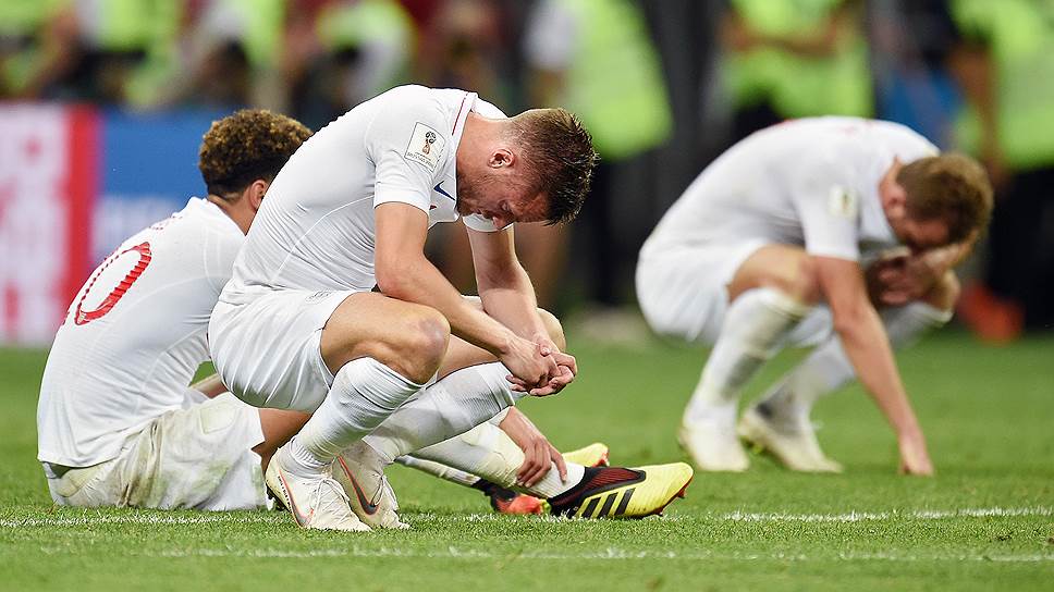Игроки сборной Англии после окончания матча против хорватов, в котором они уступили со счетом 1:2