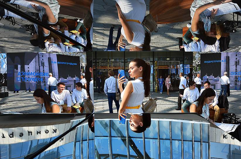 Москва. Девушка делает селфи у входа в концертный зал в парке «Зарядье», где открылся Московский урбанистический форум