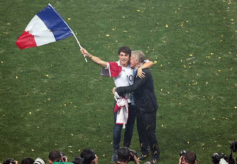 Главный тренер сборной Франции Дидье Дешам (справа) после победы своих подопечных в финальном матче против Хорватии