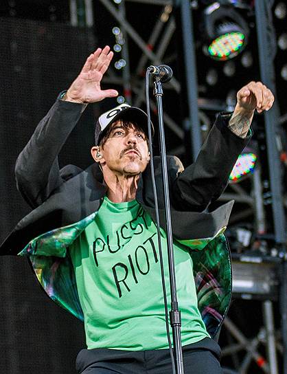 Вокалист рок-группы Red Hot Chili Peppers Энтони Киддис надел на концерт в Санкт-Петербурге футболку с надписью Pussy Riot