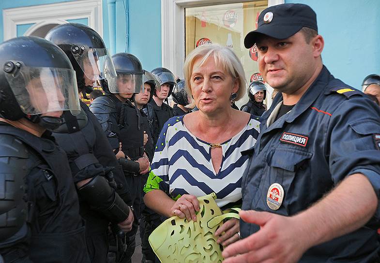 Сотрудники полиции Санкт-Петербурга во время несанкционированной акции протеста против увеличения пенсионного возраста