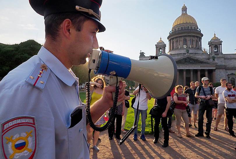 Сотрудник полиции Санкт-Петербурга во время несанкционированной акции протеста против повышения пенсионного возраста 
