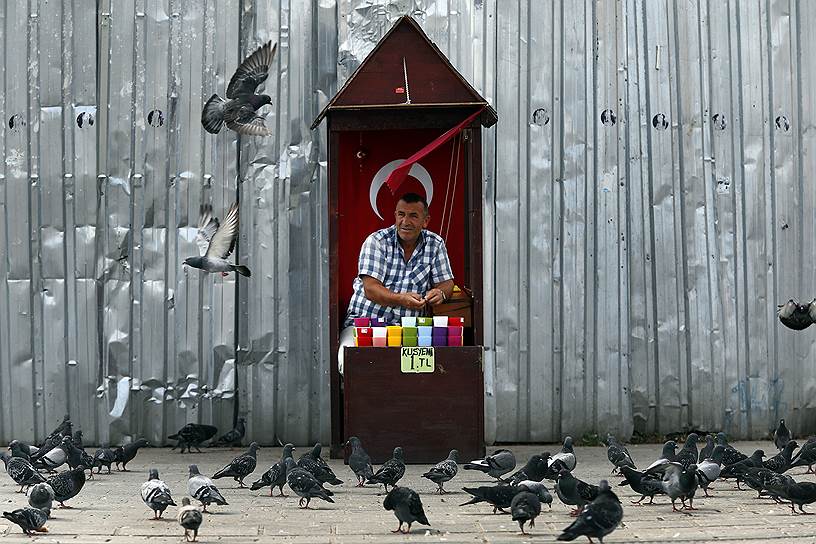 Стамбул, Турция. Продавец семян во время работы
