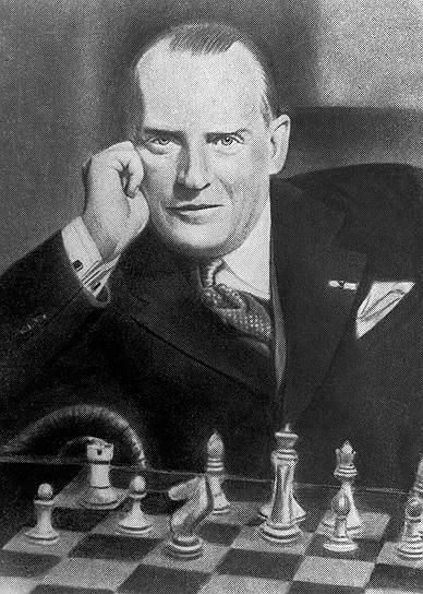 В дальнейшем Алехин (на фото) становился объектом критики и даже бойкота. В 1940-е годы под его авторством в немецкоязычной газете Pariser Zeitung вышла серия статей под названием «Еврейские и арийские шахматы», за которые ему пришлось долго оправдываться после войны, в том числе перед FIDE. Так, он утверждал, что его тексты были полностью переписаны.
В конце 1945 года он был приглашен на турниры в Лондоне и Гастингсе, однако ряд шахматистов, включая Макса Эйве, Ройбена Файна и Арнолда Денкера, призвали к его бойкоту. Расследование о предполагаемом сотрудничестве с нацистами было возложено на Шахматную федерацию Франции. Тем не менее ему разрешили принять участие в матче против Михаила Ботвинника, однако они так и не встретились. Вскоре Алехин скоропостижно скончался 