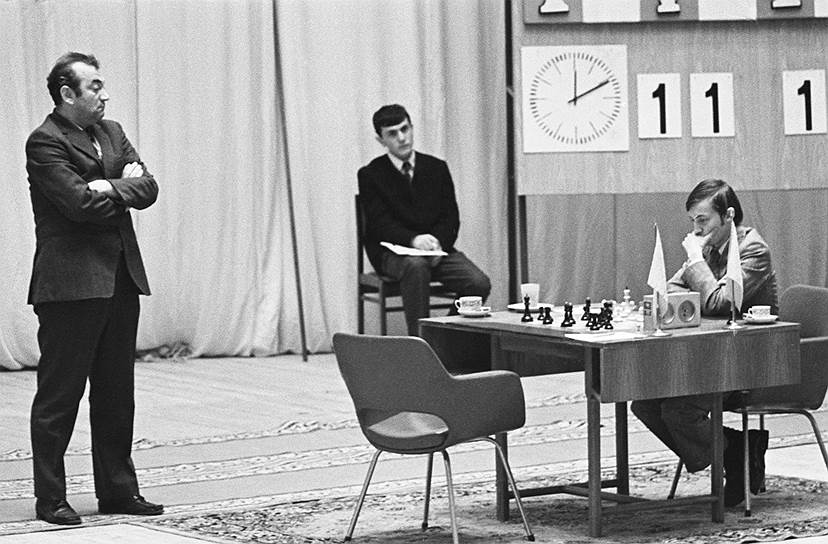 В 1975 году Бобби Фишер отказался играть с победителем турнира претендентов, и звание чемпиона мира по шахматам автоматически перешло к Анатолию Карпову (на фото справа). Переговоры об организации матча с американцем шли несколько лет, но не принесли результатов. В одном из интервью Карпов признавался, что в период согласования встречи на него оказывалось давление, в том числе со стороны высокопоставленных членов Политбюро, которые активно отговаривали от этого шага. В 1974 году соперником Анатолия Карпова в финале турнира претендентов был Виктор Корчной (на фото слева). В интервью югославским СМИ Корчной намекнул, что его проигрыш стал результатом давления сверху