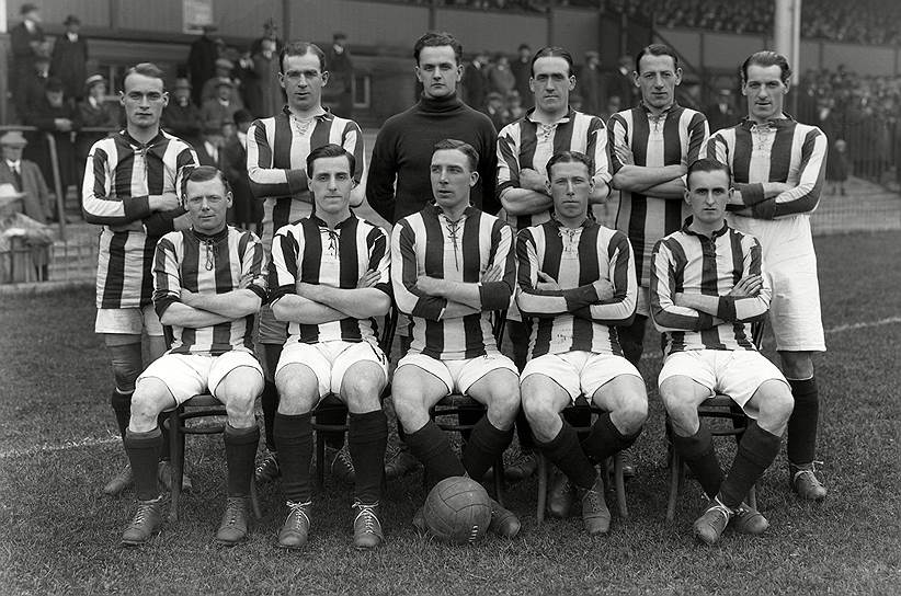 Джон Джеки Шелдон (крайний слева, сидит) считается организатором первого в истории договорного футбольного матча