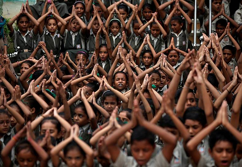 Ахмадабад, Индия. Школьники молятся, чтобы пошел дождь 
