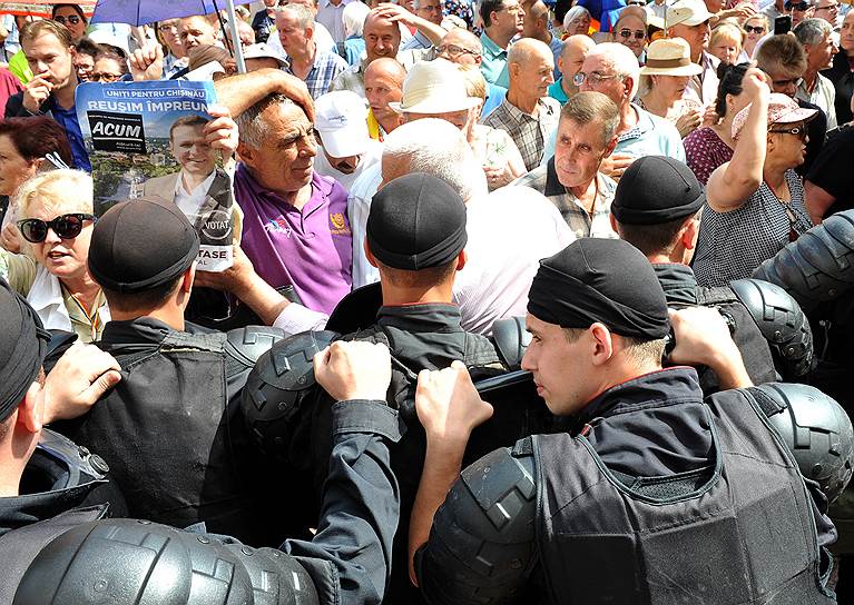 Кишинев, Молдавия. Оппозиционный митинг против решения о признании выборов мэра столицы недействительными
