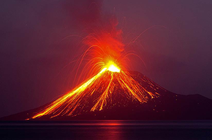 Остров Раката, Индонезия. Извержение вулкана Анак-Кракатау
