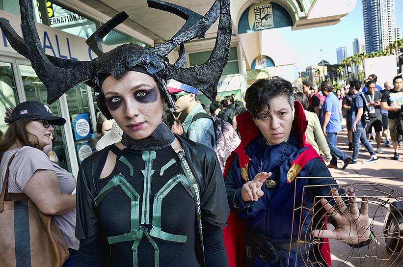 Участницы Comic-Con International в образе богини Хелы (слева) и Доктора Стренджа из вселенной Marvel
