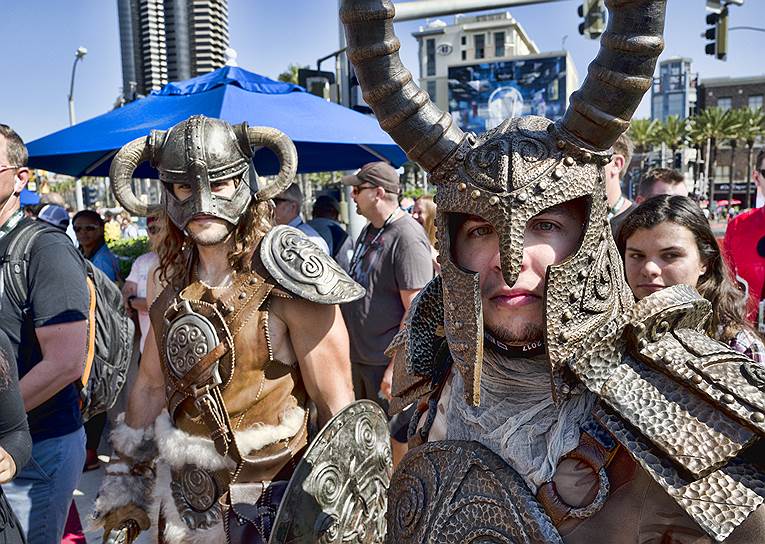 Участники Comic-Con International в костюмах героев компьютерной игры The Elder Scrolls: Skyrim