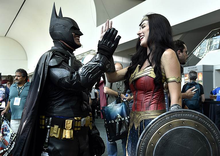 Участники Comic-Con International в образах Бэтмена (слева) и Чудо-женщины из вселенной DC