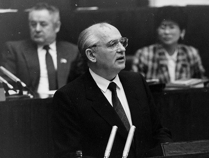 В 1991 году после ухода с поста министра юстиции он стал руководителем юридической службы аппарата президента СССР Михаила Горбачева (на фото) — советником по правовой политике