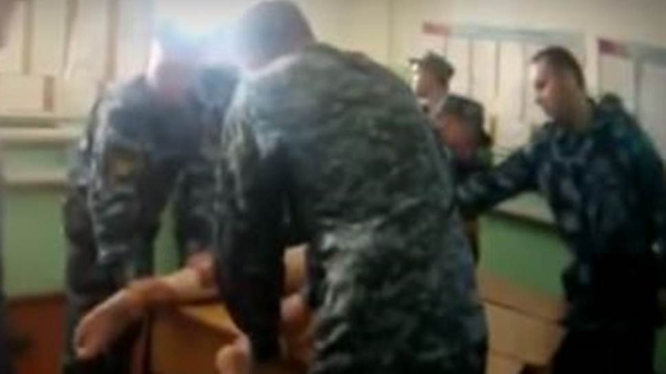 Осужденный Евгений Макаров опасается расправы после публикации видео его пыток