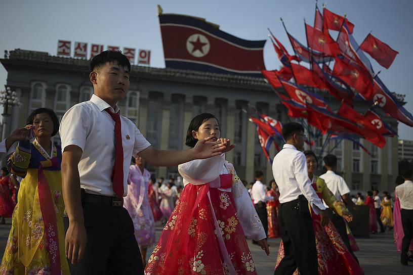 Пхеньян, КНДР. Массовый танец в честь 65-й годовщины окончания Корейской войны