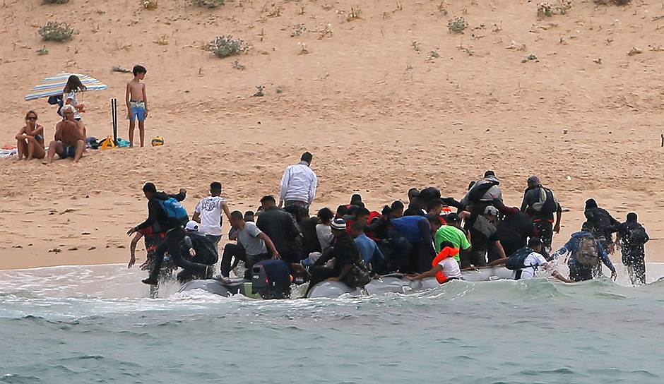 Тарифа, Испания. Марокканские мигранты, пересекшие Гибралтарский пролив, высаживаются на пляже 