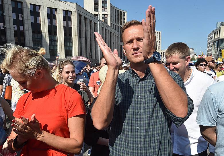 Москва, 29 июля. Оппозиционер Алексей Навальный с супругой Юлией на митинге против повышения пенсионного возраста