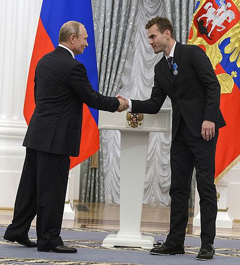 Президент России Владимир Путин (слева) и капитан сборной России по футболу Игорь Акинфеев