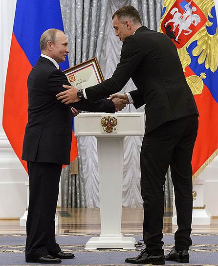 Президент России Владимир Путин (слева) и игрок сборной России по футболу Артем Дзюба