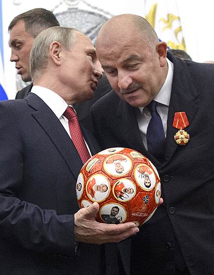 Президент России Владимир Путин (слева) и главный тренер сборной России по футболу Станислав Черчесов