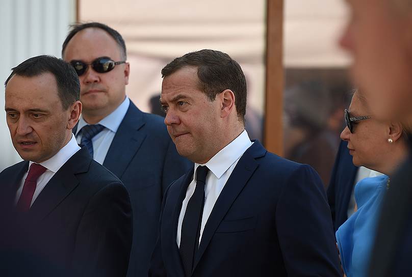 Севастополь, Крым. Премьер-министр России Дмитрий Медведев (справа) во время посещения военно-морского парада