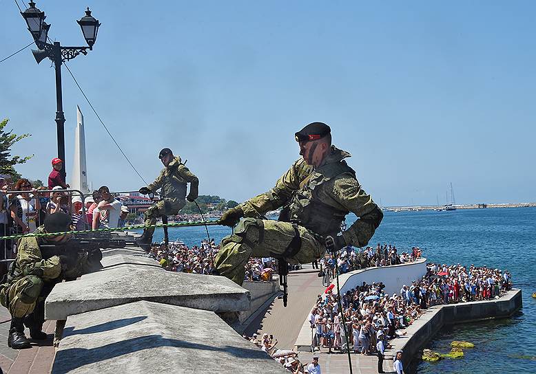 Севастополь, Крым. Морские пехотинцы во время парада
