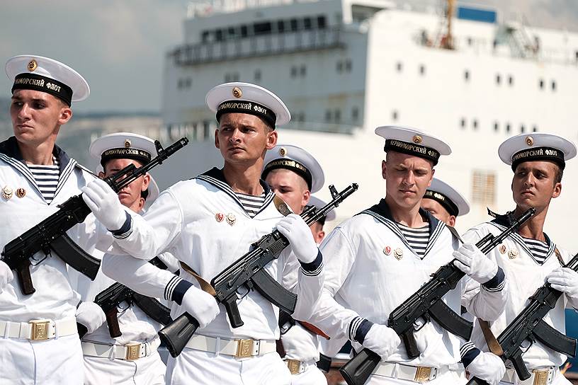 Новороссийск. Моряки во время парада